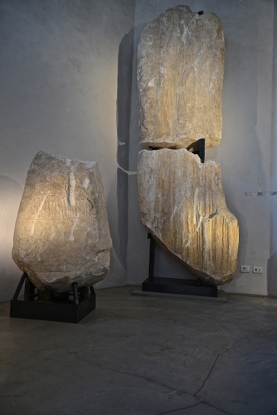 Menhir (Dauerausstellung in der Schlandersburg)